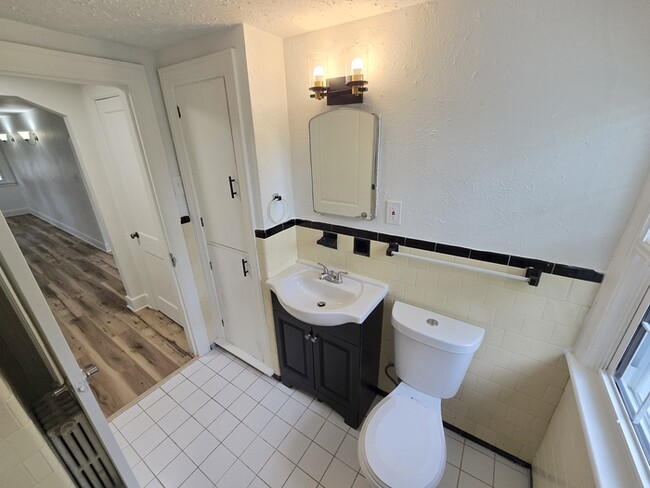 Building Photo - CUTE & COZY 2BED/1BATH DUPLEX FOR RENT - U...