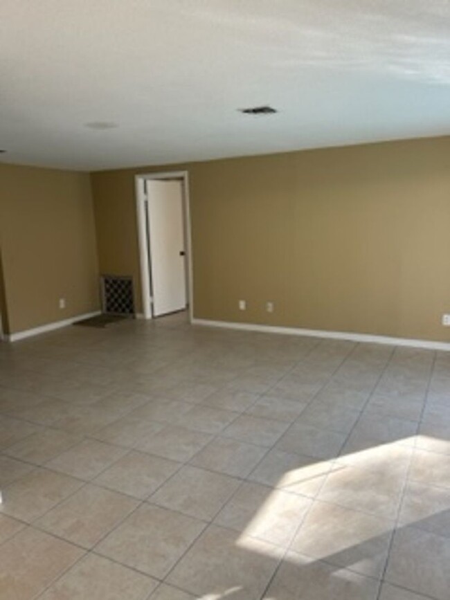 Building Photo - Beautiful 3 bedroom, 2 bath pool home in a...