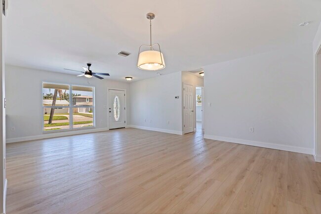 Building Photo - 934 41st Ave NE