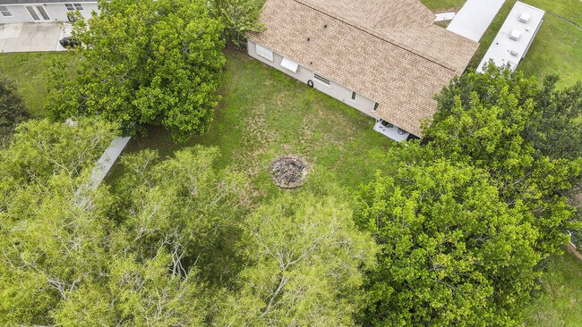 Building Photo - 232 SW Kimball Cir