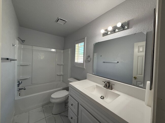Building Photo - Two-bedroom single story in NW Modesto!