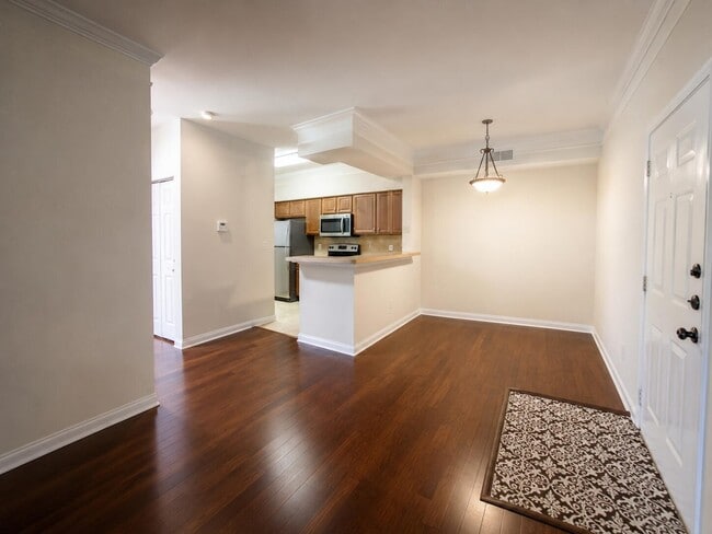 Building Photo - 2210 Myrtlewood Cir E