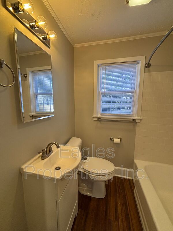 Building Photo - 905 N Pineview Ave