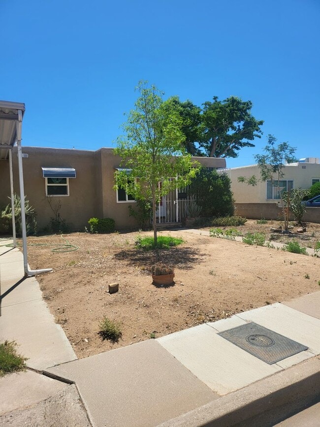Building Photo - Cute Quiet 2 bedroom 1 Bath 1100/SF Home
