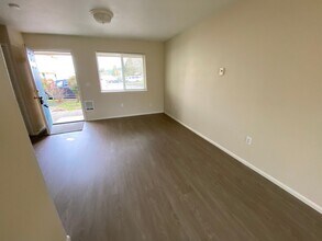 Building Photo - Remodeled 2 Bed 1.5 bath Springfield apartment