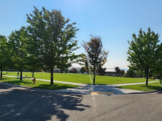 Building Photo - Home Sweet Home! Won't last long!