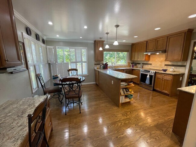 Building Photo - 55 Glengarry Way