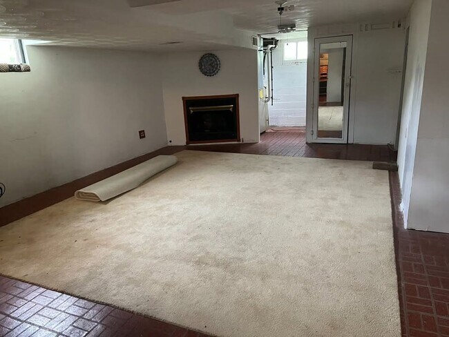 Building Photo - Charming 3-Bedroom, 1.5-Bath Single-Family Home with Bonus Living Space
