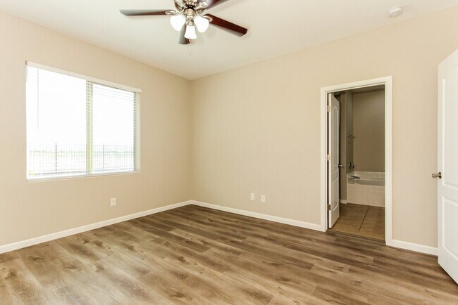 Building Photo - 7024 S 78th Dr