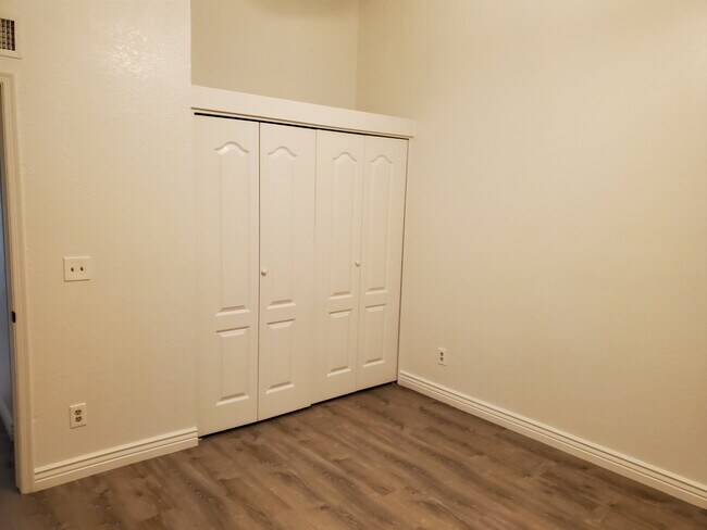 Building Photo - 4601 N 102nd Ave