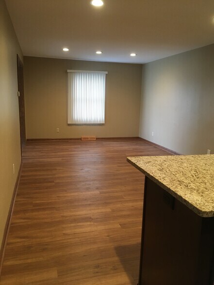 Building Photo - 16555 Dane Ct E