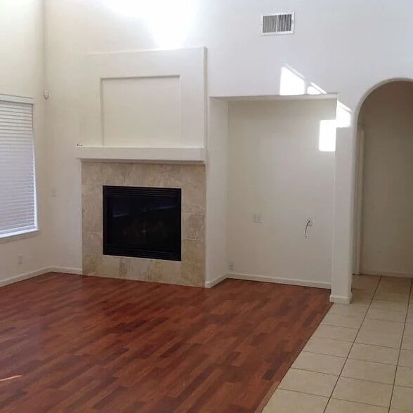 Building Photo - 814 Round Hill Dr