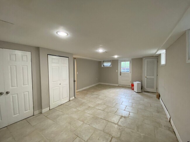 Building Photo - Spacious 5Bed/3.5Bath Townhome in Prime To...