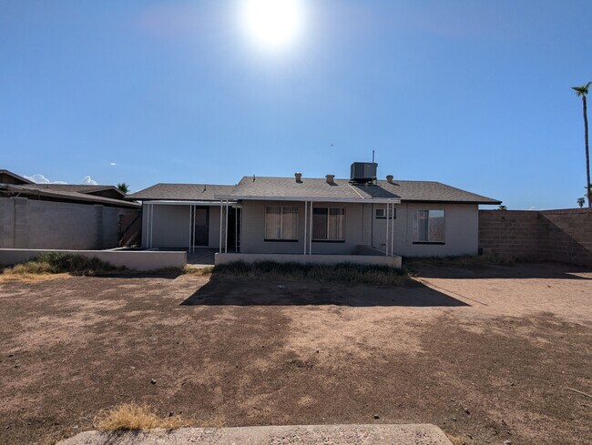 Building Photo - 563 N Santa Anna