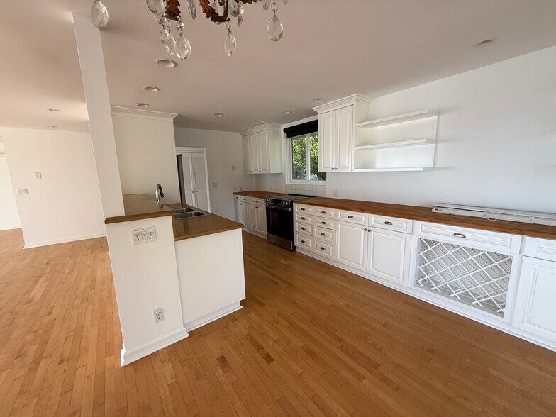 Building Photo - 18139 Coastline Dr