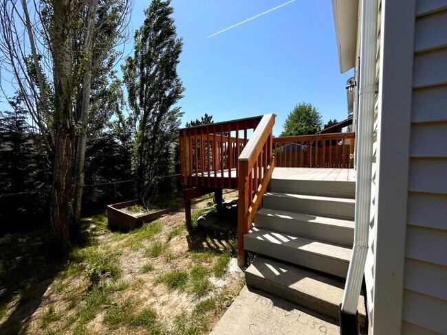 Building Photo - Spacious 4-Bedroom, 2.5-Bath Home with Deck, Fireplace & Updated Kitchen
