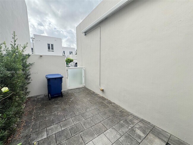 Building Photo - 10550 NW 65th Ln