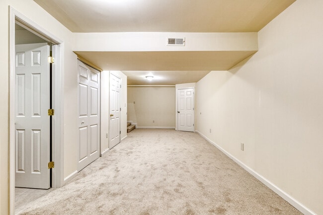 Building Photo - 625 Glynock Plz