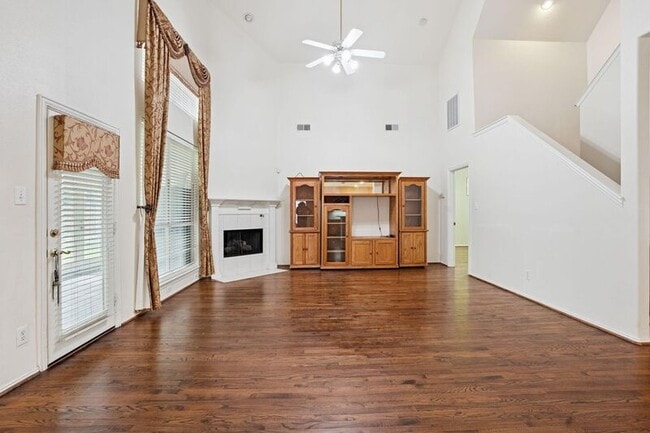 Building Photo - 2036 Camelot Dr