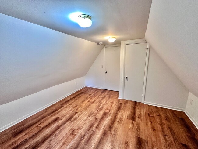 Building Photo - Spacious 6 bedroom 3.5 bath Tudor Townhouse w/Deck close to Georgetown University & Hospital