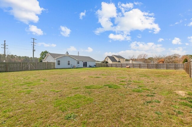 Building Photo - 3 Bedroom 2 Bathroom Home