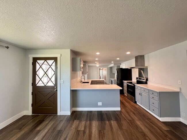 Building Photo - Fully Remodeled 4 Bed 3 Bath Home in the C...