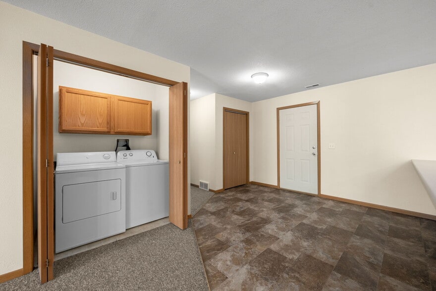 Common Entrance - 1420 E Redwood Blvd