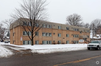 Building Photo - Twin Lakes