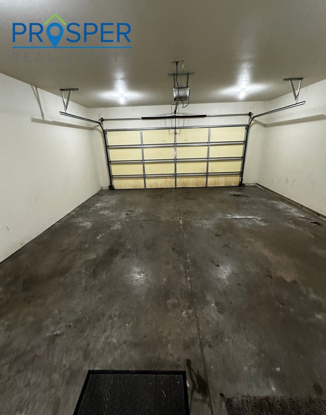 Building Photo - Charming Comfort Meets Prime Eau Claire Location!