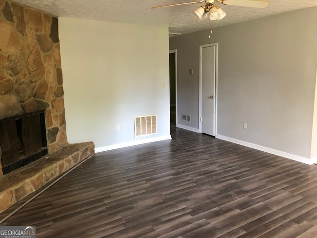 Building Photo - 2600 Park Ridge Dr