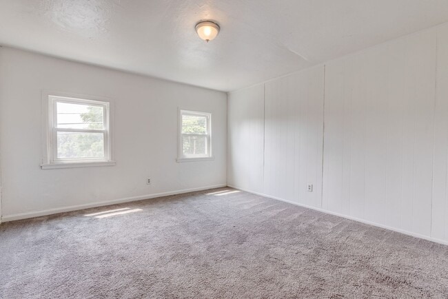 Building Photo - AVAILABLE July 2026 - Huge 5 Bedroom, 2 Bath Home in South Side Slopes w/ Garage Attached!