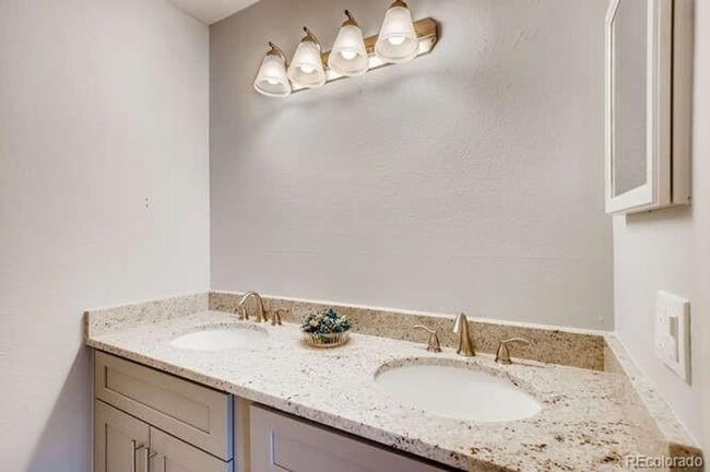 Building Photo - Beautifully Remodeled 3 bedroom Townhome in the Pinery.
