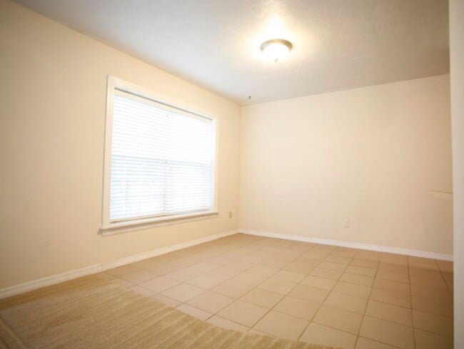 Building Photo - Charming 3-bedroom, 2-bath home in the Northwood community