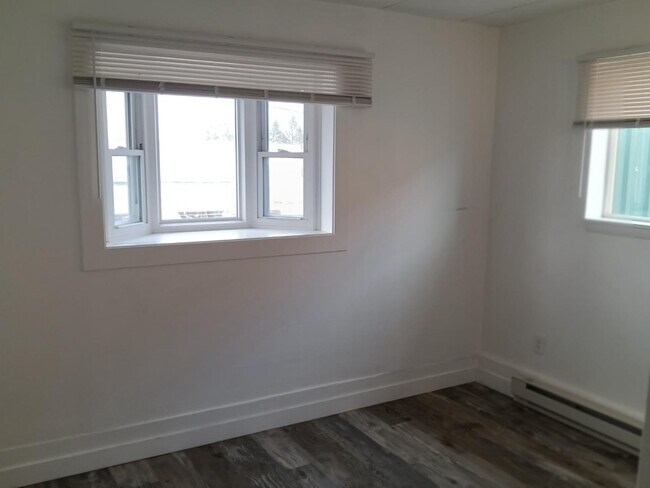 Building Photo - 212 1st St