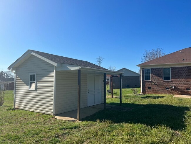 Building Photo - 3 Bedroom 3 Bathroom House with an Office.  Available Now!