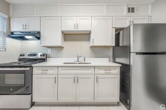 Building Photo - Spacious, Updated 2BR with City Convenience