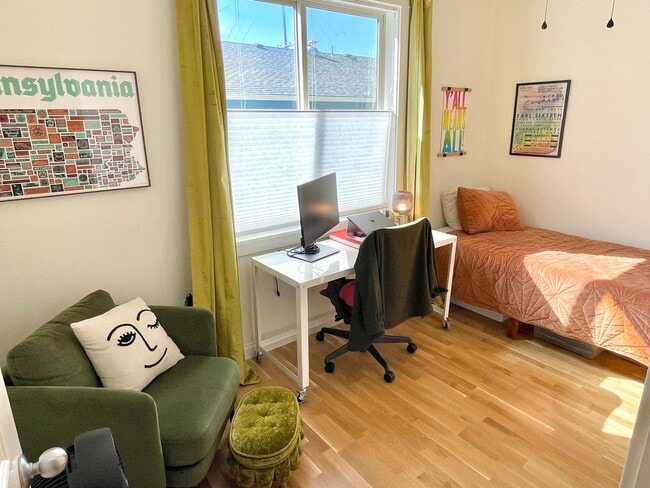 Building Photo - Rose City Park Corner Unit, 2-story Townhome with Hardwoods, Private Backyard, A/C