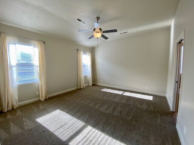 Building Photo - SPACIOUS HOME FOR RENT!