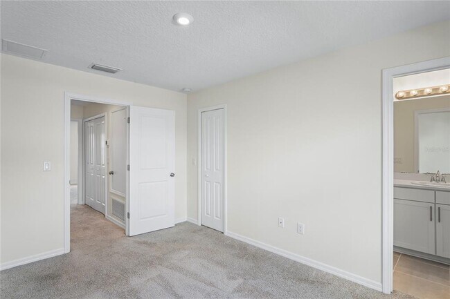 Building Photo - 6240 Fairmont Ln