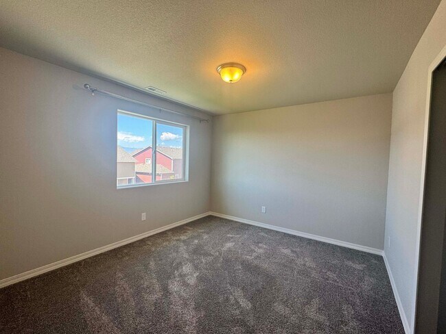 Building Photo - Updated 3 Bedroom in Enclaves at Mountain ...