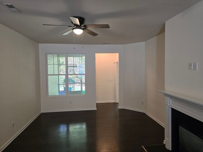 Building Photo - Spacious 3BR, 2.5BA Townhome with Loft & High Ceilings in a Fantastic Location!