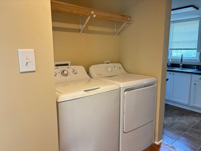 Building Photo - Available 9/1! Newly Renovated in Downtown...