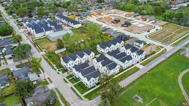 Building Photo - 9902 Clark Rd
