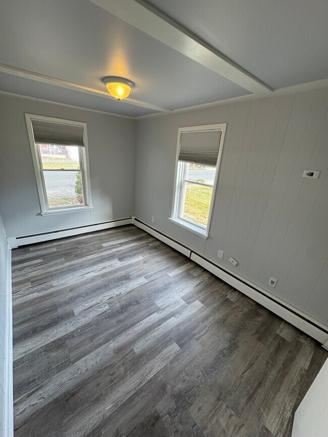 Building Photo - 27 Elm Ave