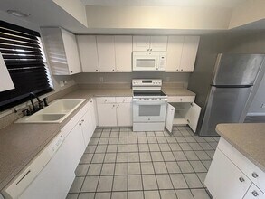 Building Photo - 706 SE 13th Ct