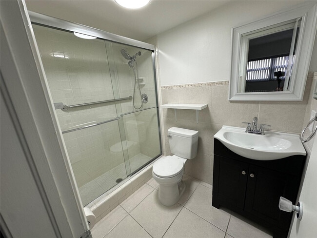 Building Photo - 651 Pine Dr