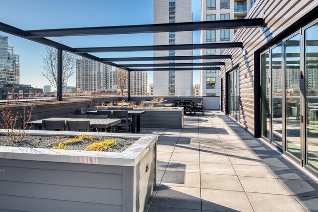 Building Photo - 411 W Chicago Ave