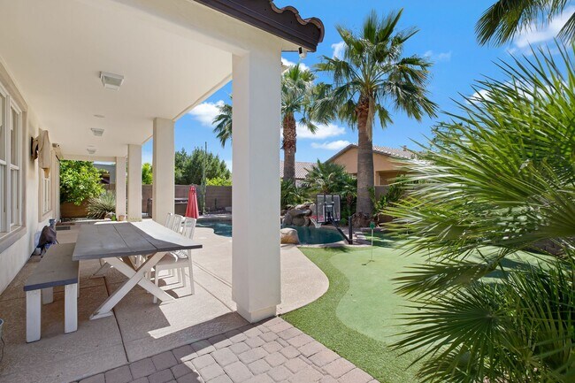 Building Photo - Charming Home with heated Pool & Spa! Amaz...