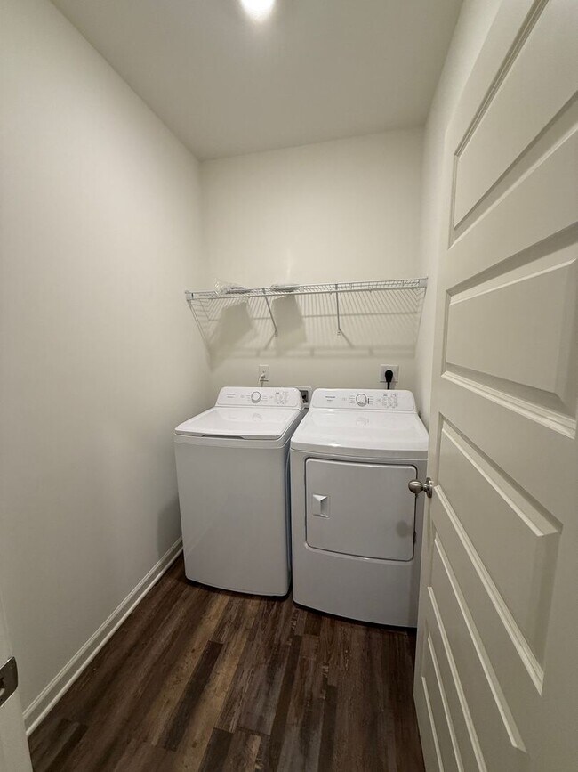 Building Photo - Springville Schools One Level 4 Bedroom / 3 Bathroom/ 3 Car Garage