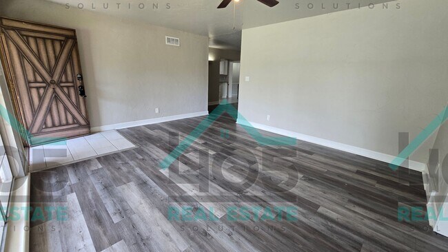 Building Photo - 3 Bedroom MWC w/Flex room!